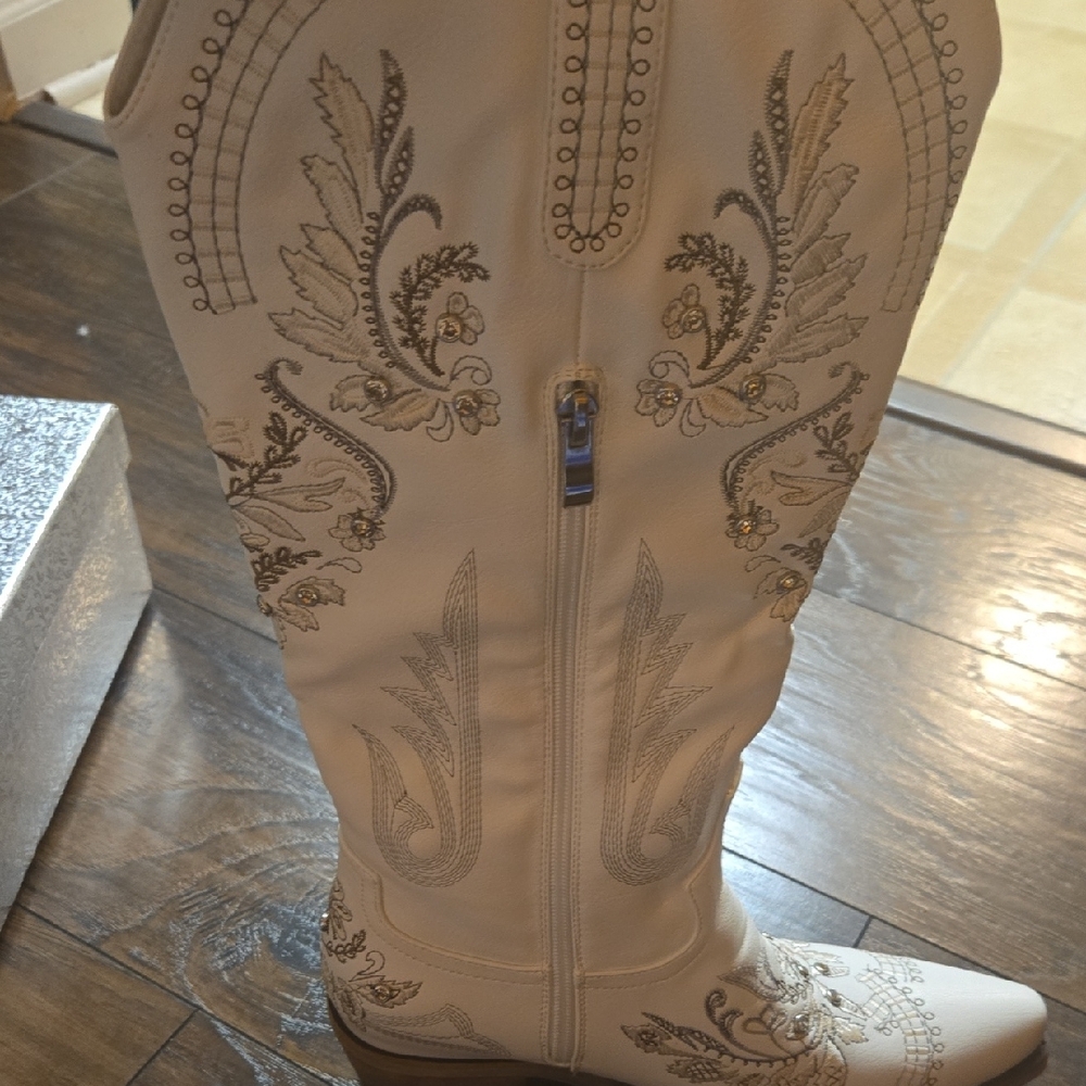 Elegant Embroidered Heeled Boots - Picture 3 of 6